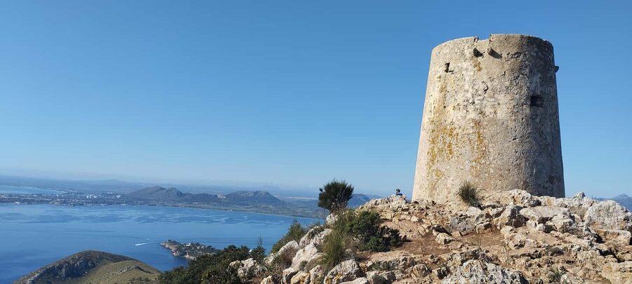 Alcudia: Quad Sightseeing Tour with Viewpoint and Beach - Alcudia’s old wall and sixteenth-century architecture