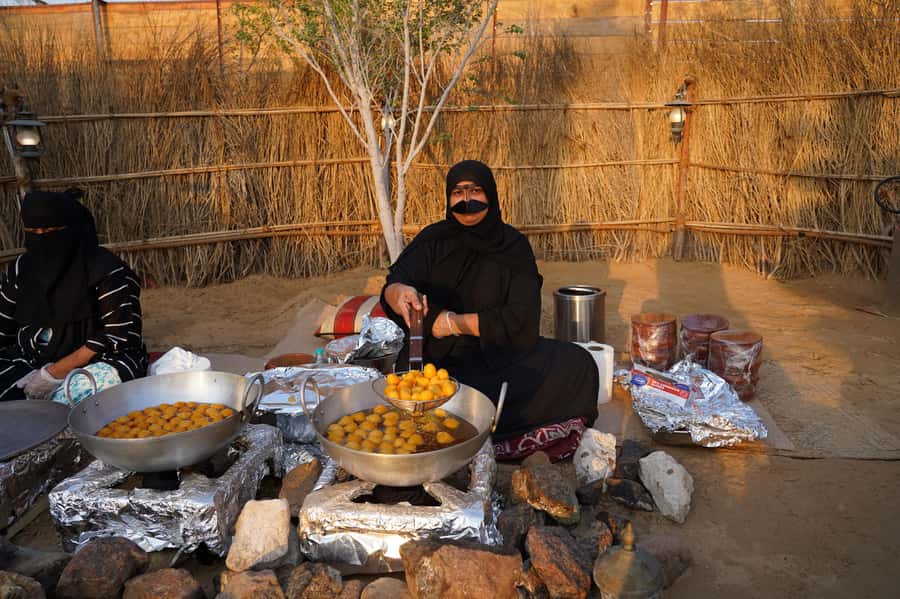 Dubai: Red Dunes Quad Bike with Sandboarding, Camels and BBQ - BBQ buffet and the evening show