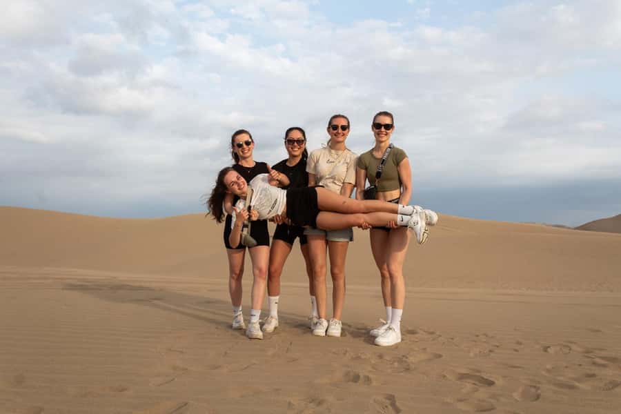 Huacachina: Buggy en las Dunas al Atardecer y Sandboarding - Photo stops beside the oasis and dunes
