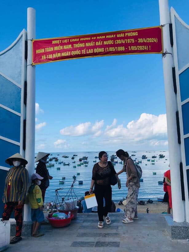 Mui Ne: Sunrise or Sunset Jeep Tour & Quad Bike With Driver - Walking barefoot through the Fairy Stream